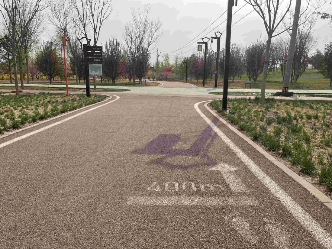 位于北京市朝阳区官庄公园内的健身步道,为周围居民提供优质健身场所。记者 郝帅摄